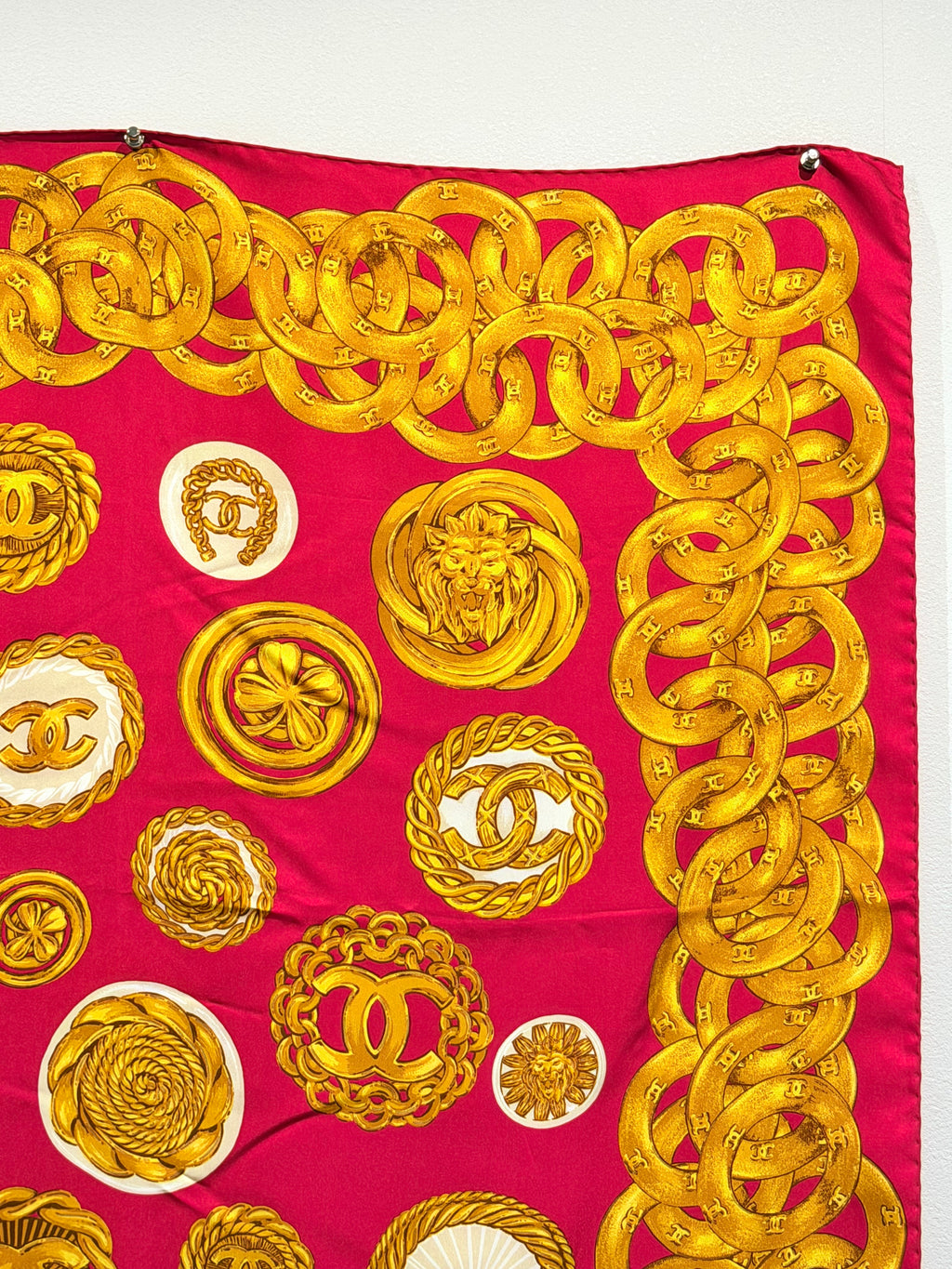 CHANEL 大判スカーフ　ゴールドチェーン